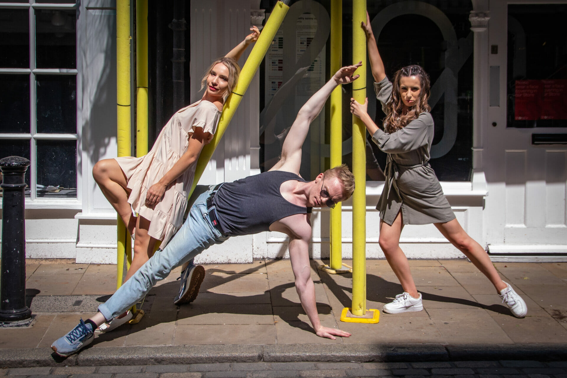 Street Fashion En Point - Off Camera Flash Photography On Location - Liverpool - Photo of two female and one male dance leaning on some scaffolding